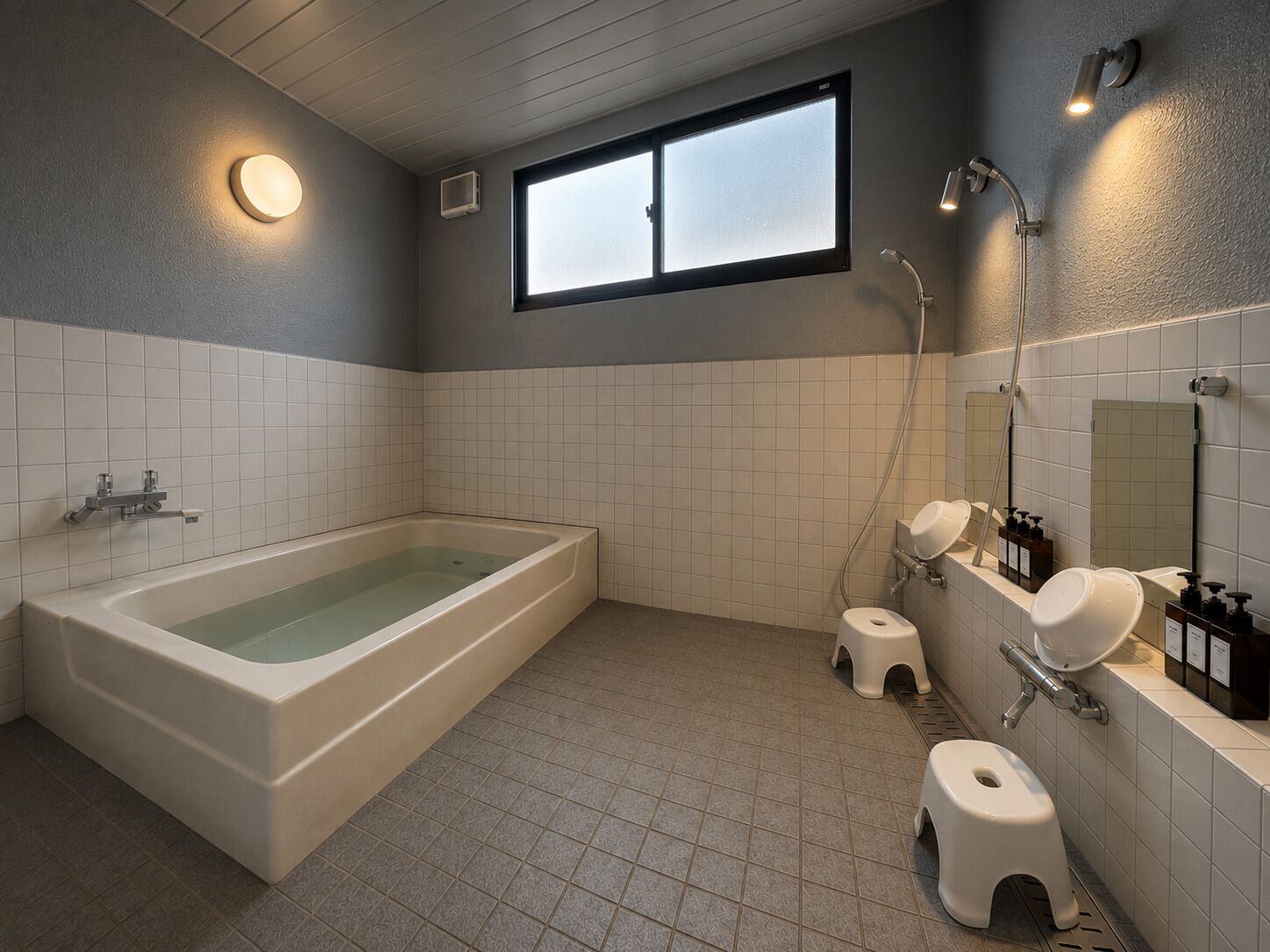 Un baño moderno con una bañera independiente, inodoro, bidé y zona de ducha.