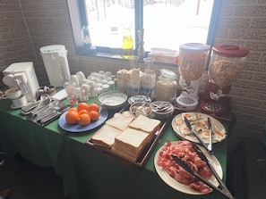 TĂ€gliches inbegriffenes FrĂŒhstĂŒcksbuffet