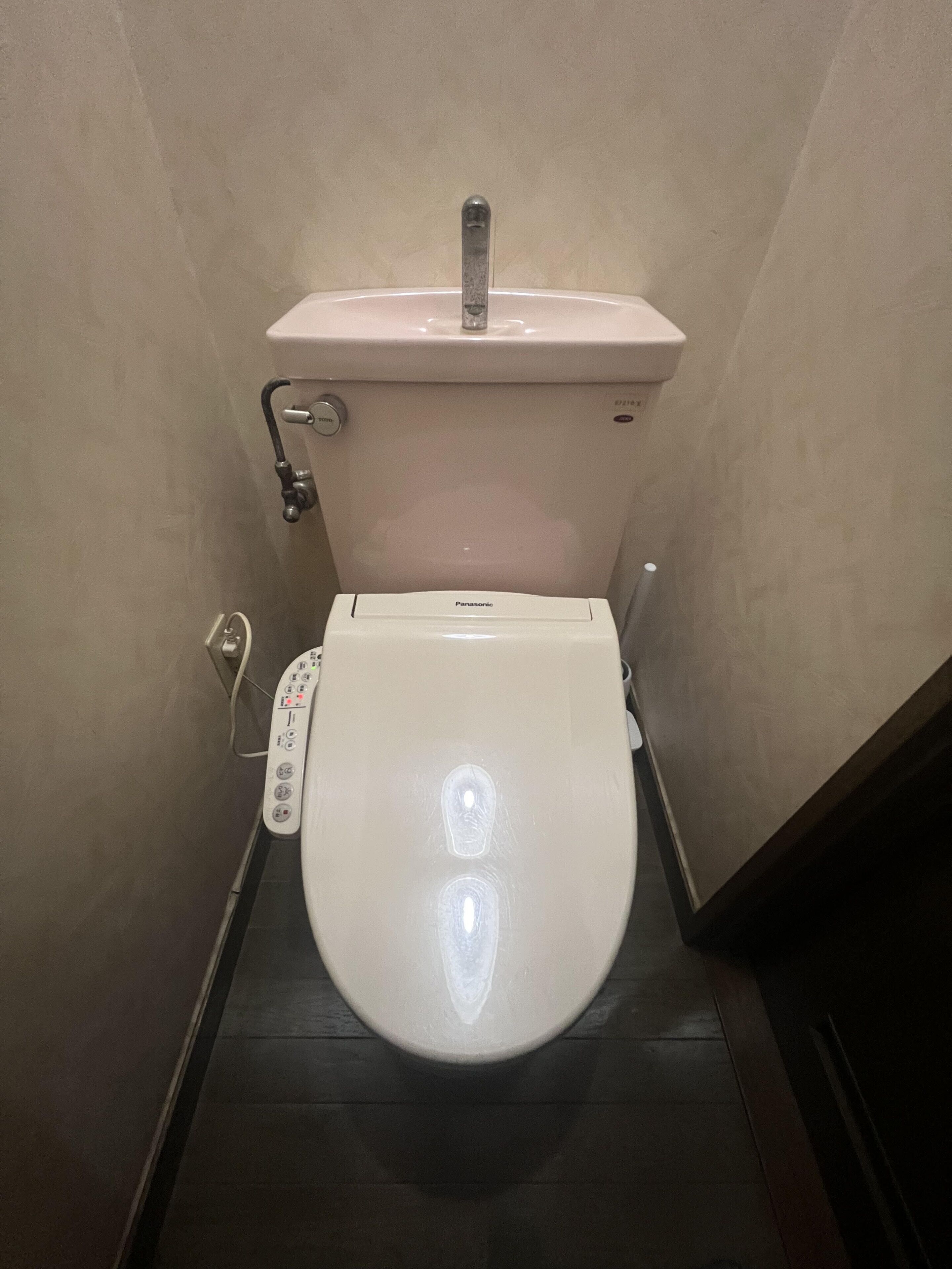 Des toilettes dotées d’un panneau de commande et d’un réservoir.