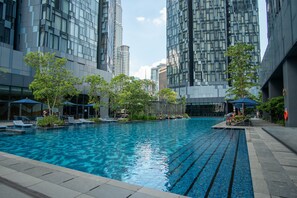 Una piscina al aire libre