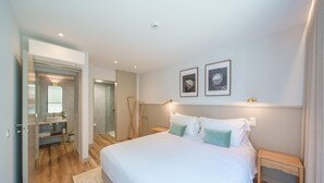 A bedroom with a large bed, bedside tables, a mirror, and framed pictures on the wall. - Feel Porto Firmeza Coworking Flat 3 3 (Porto)