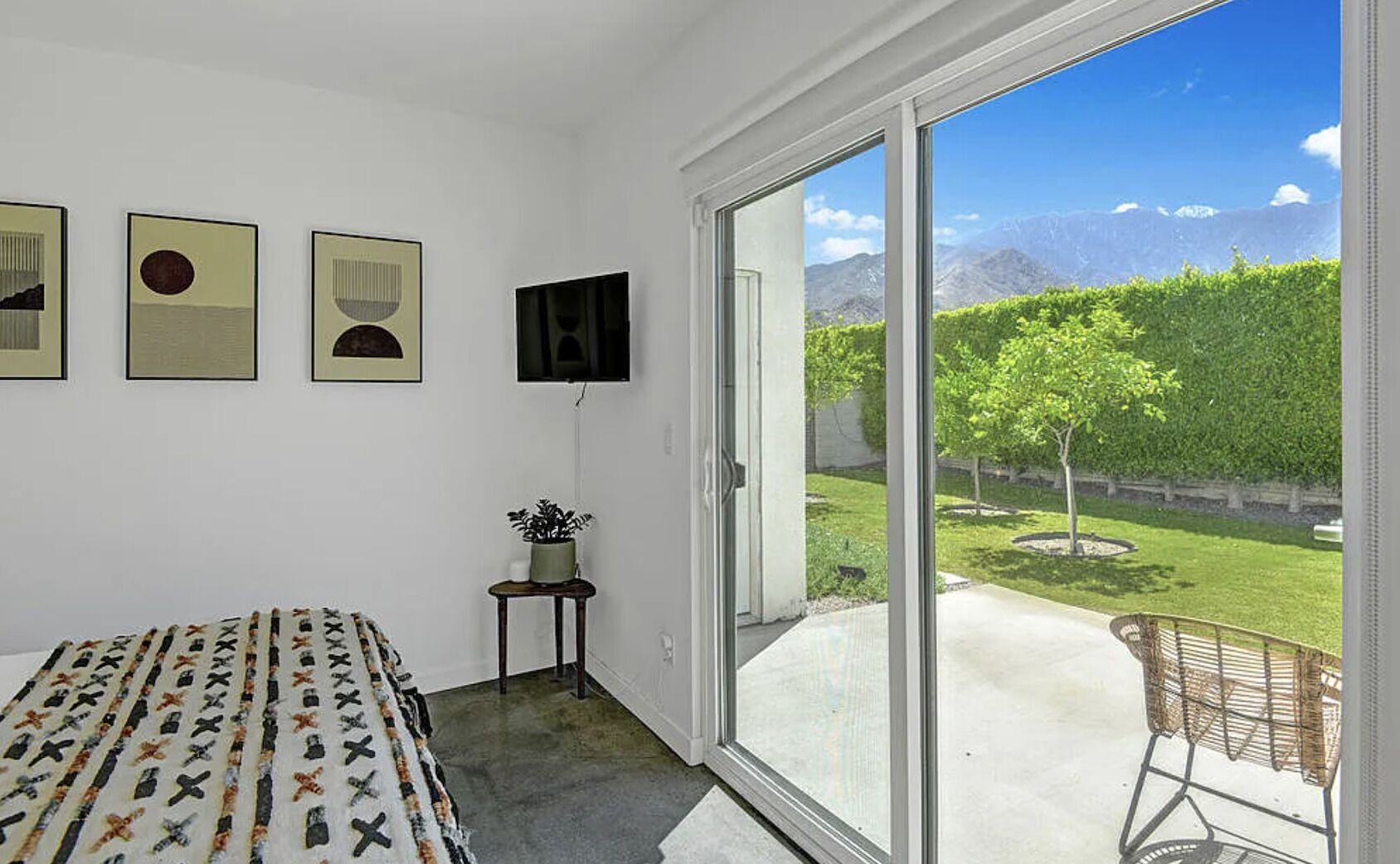 3 makuuhuonetta, työpöytä, silitysrauta/-lauta, vauvan matkasänky