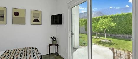 3 habitaciones, escritorio y tabla de planchar con plancha