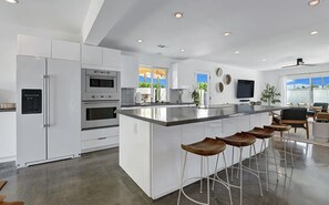 Fridge, microwave, stovetop, dishwasher - Palm Springs oasis with pool, multiple patios & mountain views (Palm Springs)