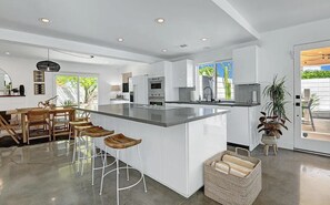 Kjøleskap, mikrobølgeovn, kokeplater og oppvaskmaskin