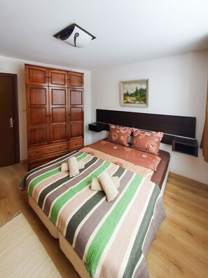 2 bedrooms, iron/ironing board, WiFi, bed sheets