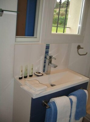 Shower, towels