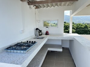 Geladeira, cafeteira/chaleira, liquidificador