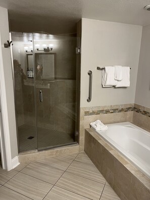 Een douche, een haardroger, handdoeken, zeep