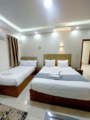 Family Triple Room | Egyptian cotton sheets, premium bedding, in-room safe, blackout drapes - Regent Pyramids View (Giza)