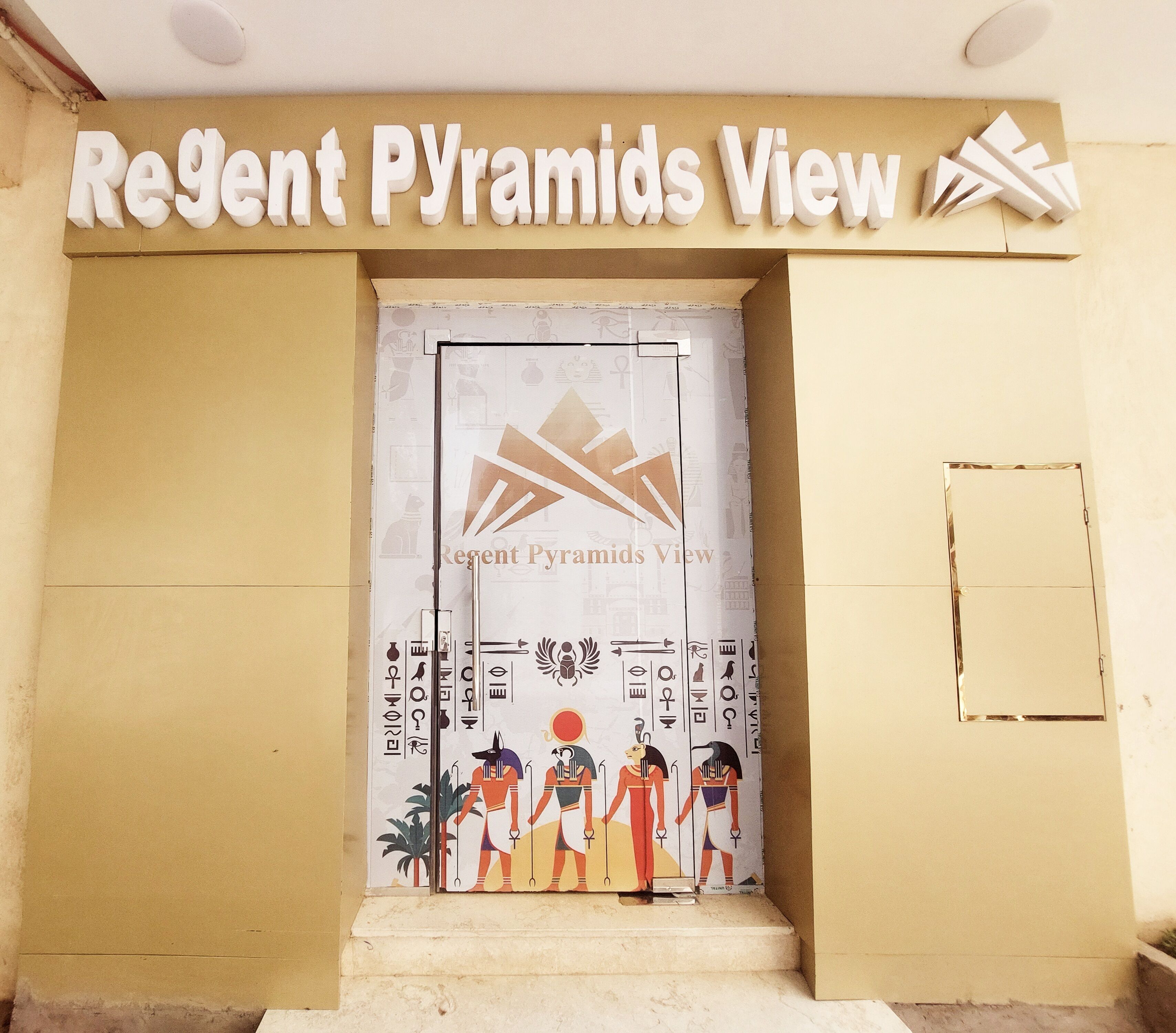 Foto - Regent Pyramids View In
