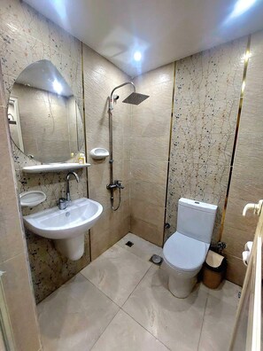 淋浴设施、大花洒淋浴喷头、吹风机、拖鞋