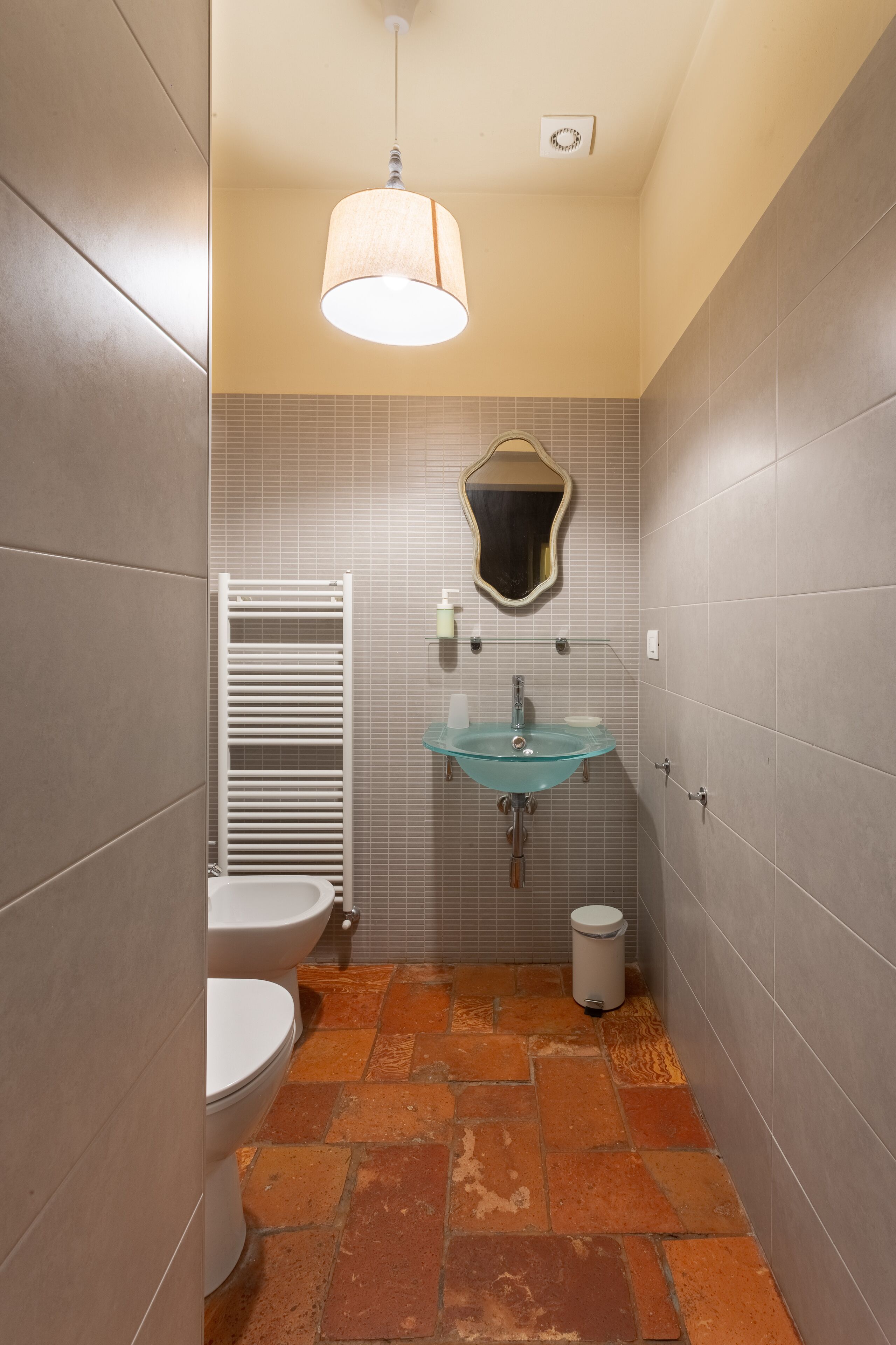 Regadera, secadora de cabello, bidet, toallas 