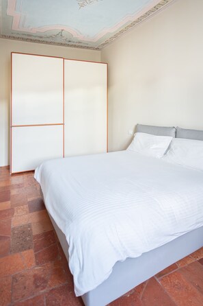 1 habitación, tabla de planchar con plancha, wifi y ropa de cama 