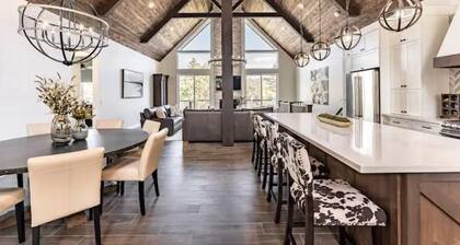 Million Dollar Views at Secluded Mountain Home!