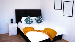 1 slaapkamer, een strijkplank/strijkijzer, wifi, beddengoed