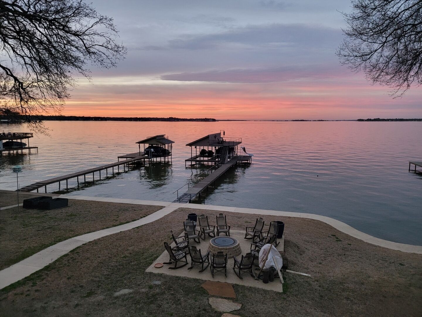 Serene lake life bungalow.  Get away and find your whoosah!!