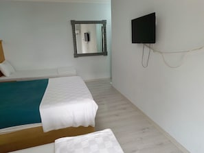 Basic fyrbäddsrum | Minibar, mörkläggningsgardiner, ljudisolering och gratis wi-fi