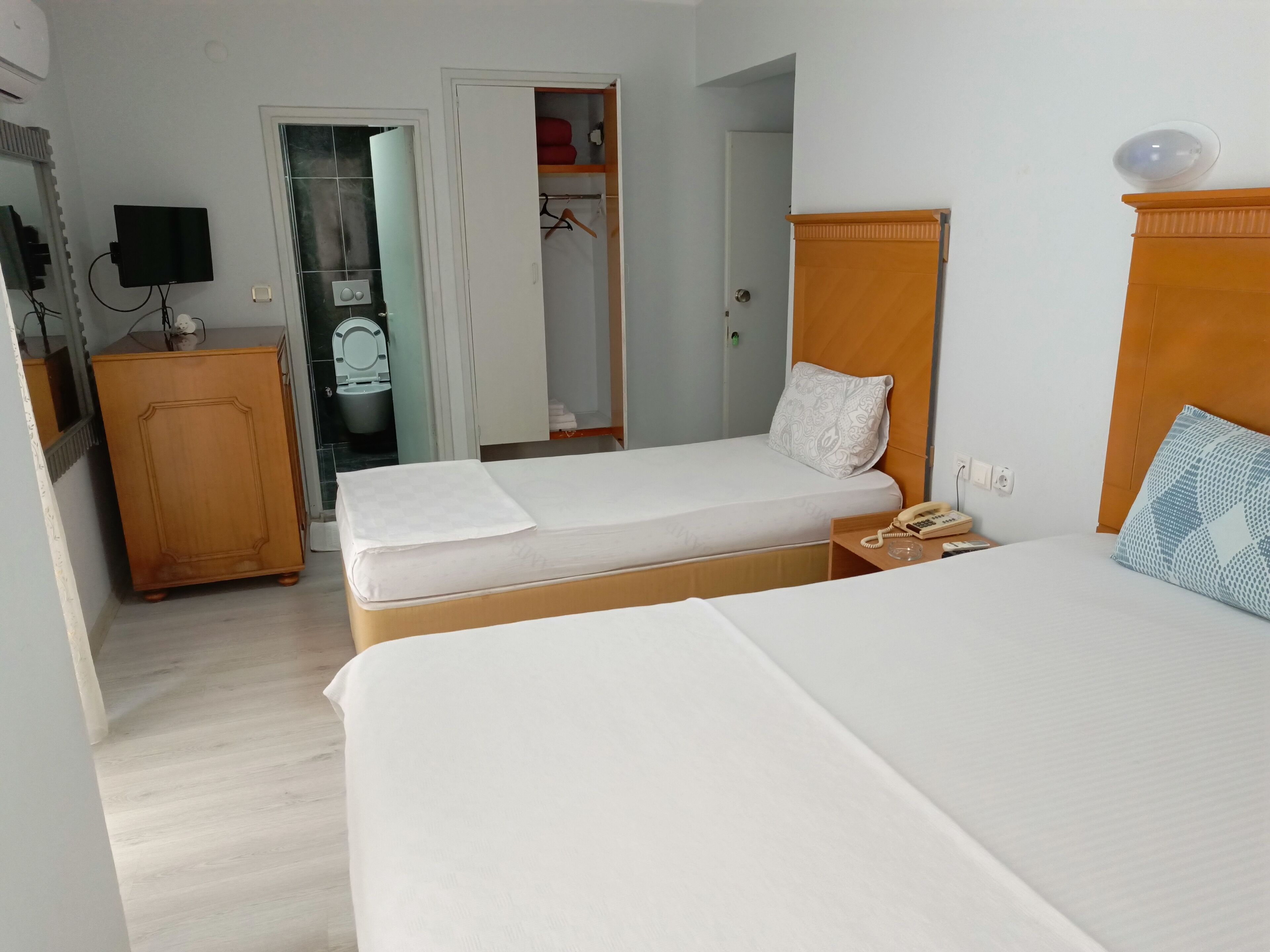 Basic-Dreibettzimmer | Minibar, Verdunkelungsvorhänge, schallisolierte Zimmer, kostenloses WLAN