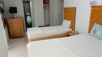 Basic-Dreibettzimmer | Minibar, Verdunkelungsvorhänge, schallisolierte Zimmer, kostenloses WLAN