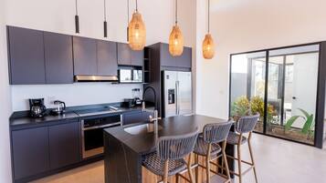 Réfrigérateur, micro-ondes, four, plaque de cuisson