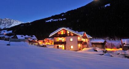 Apartment with Mountain View