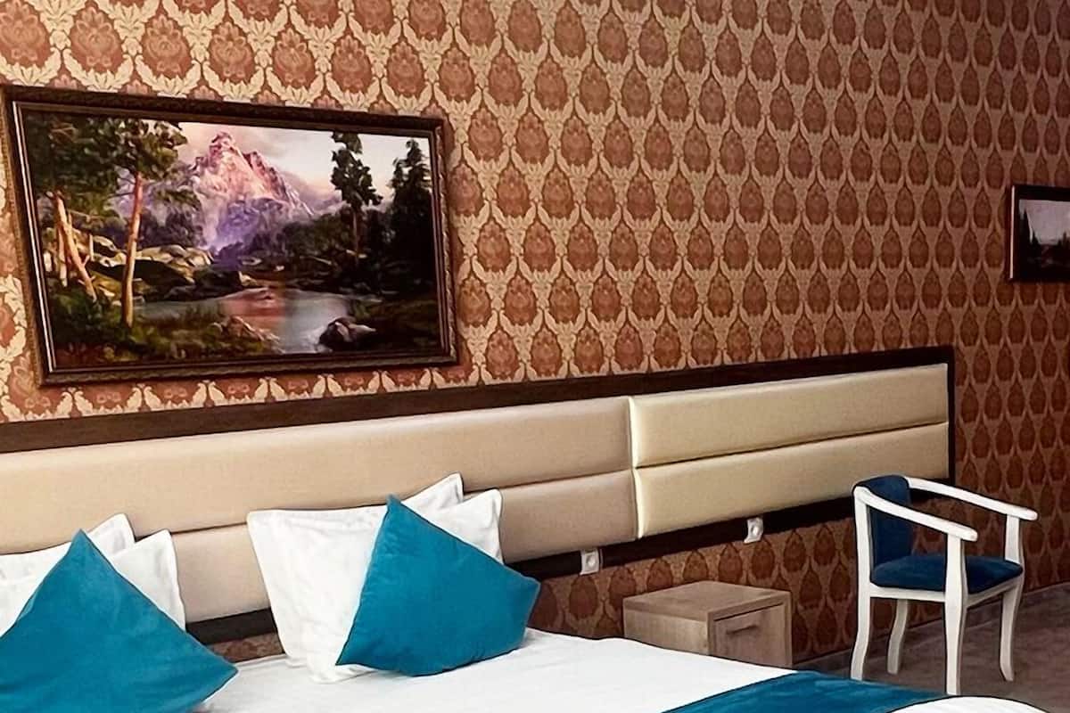 Luxury Suite | Living area | 32-inch plasma TV with cable channels, fireplace, heated floors