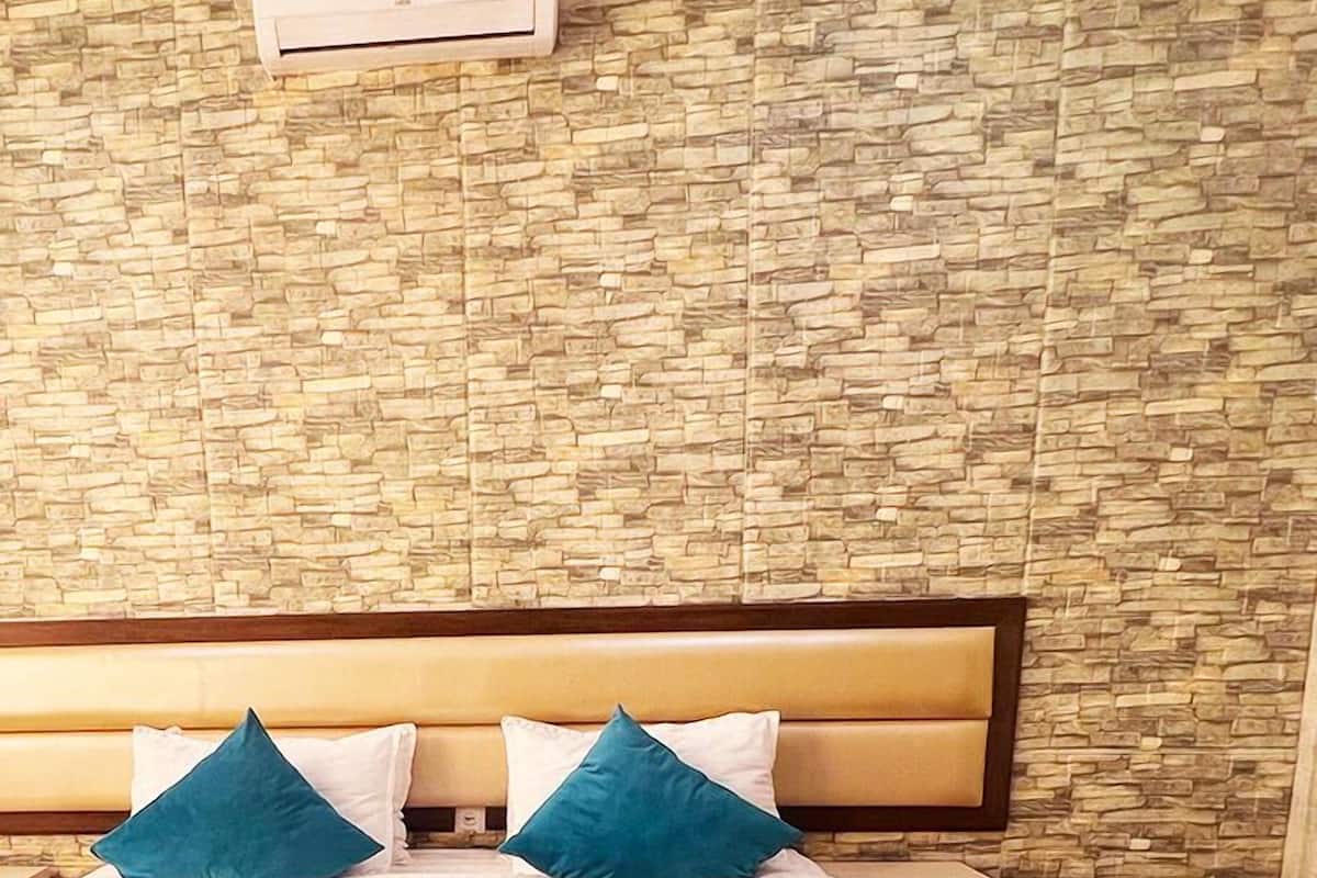 Standard Double Room | Premium bedding, desk, iron/ironing board (on request), WiFi (free)