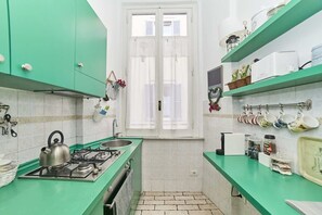 Ofen, Herdplatte, Wasserkocher mit Kaffee-/Teezubehör, Toaster