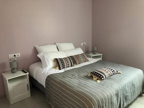 3 bedrooms, iron/ironing board, bed sheets
