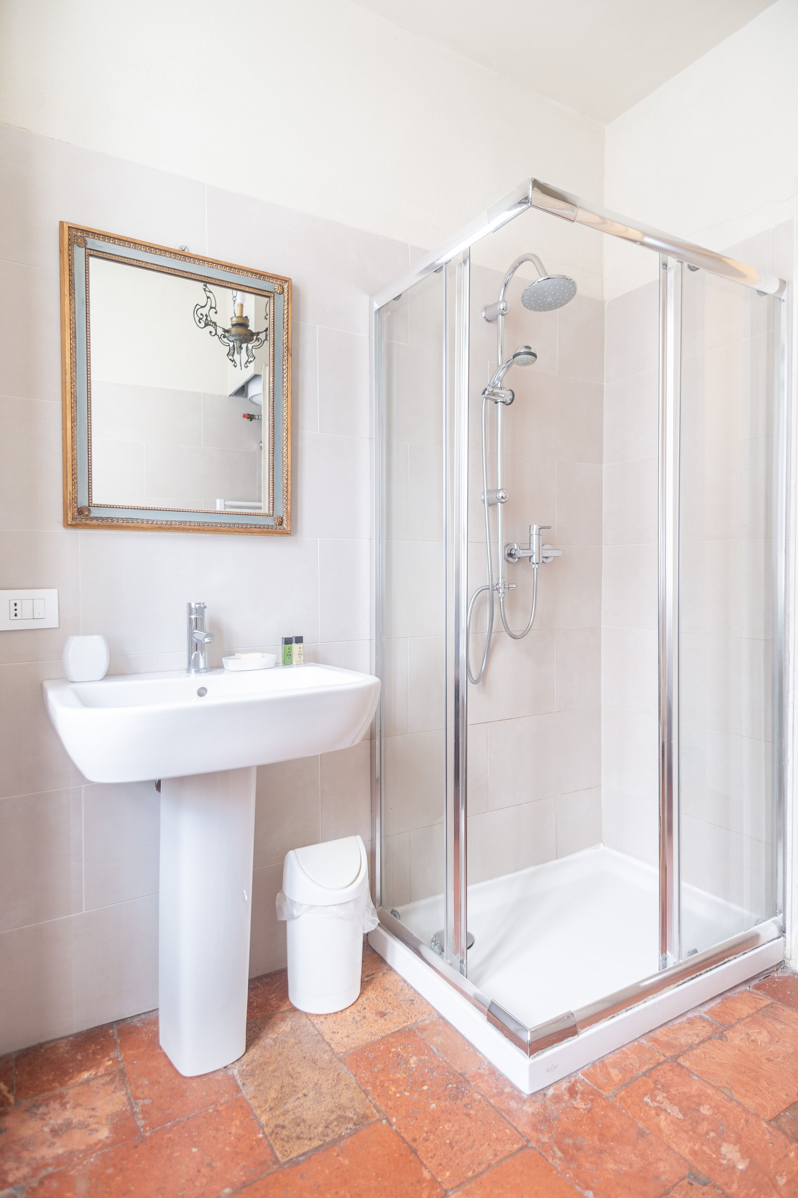 Regadera, secadora de cabello, bidet, toallas 