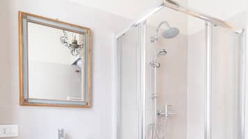 Regadera, secadora de cabello, bidet, toallas