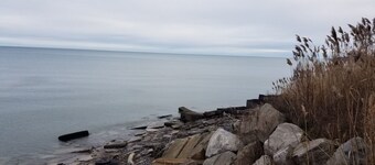 Enjoy Lakefront Sunsets!  Roomy 2 bed known as Water to Wine Lakefront Cottage
