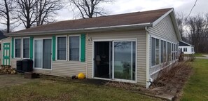 Exterior - Enjoy Lakefront Sunsets!  Roomy 2 bed known as Water to Wine Lakefront Cottage (Geneva)