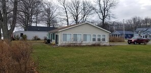 Exterior - Enjoy Lakefront Sunsets!  Roomy 2 bed known as Water to Wine Lakefront Cottage (Geneva)