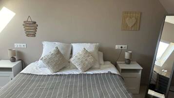 2 bedrooms, iron/ironing board, Internet, bed sheets