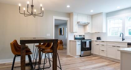 Modern Retreat w/ King Bed –3 BR Near Duke DT