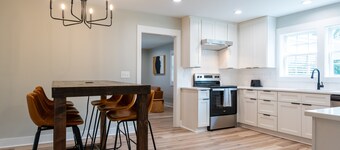 Modern Retreat w/ King Bed –3 BR Near Duke DT