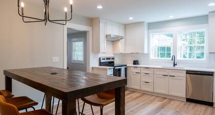Modern Retreat w/ King Bed –3 BR Near Duke DT