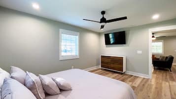 3 bedrooms, desk, WiFi, bed sheets