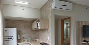 Fridge, microwave, dining tables - Temporada Resort Park Veredas (Rio Quente)