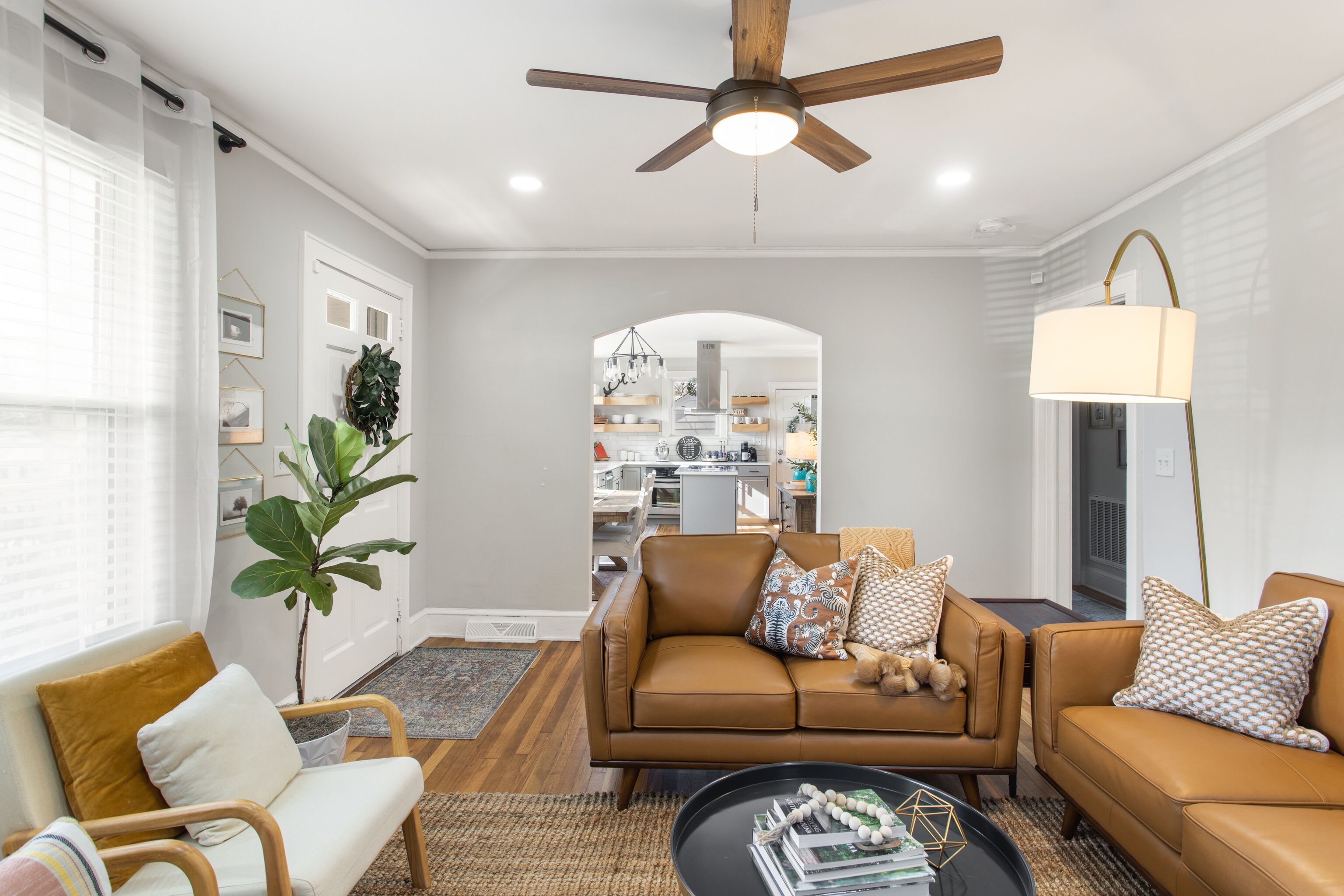 Älytelevisio, takka, kirjoja