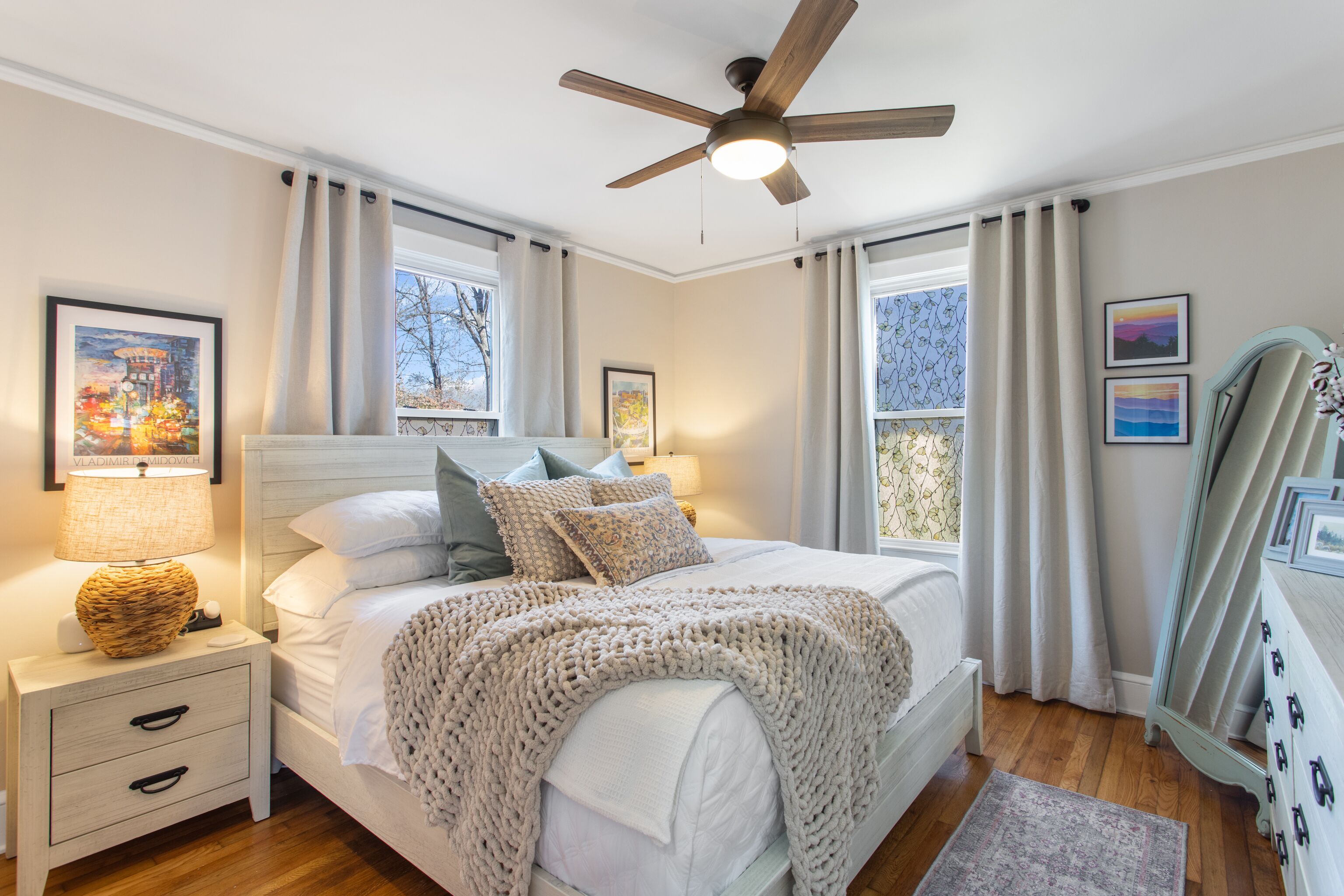 2 makuuhuonetta, tallelokero huoneessa, silitysrauta/-lauta