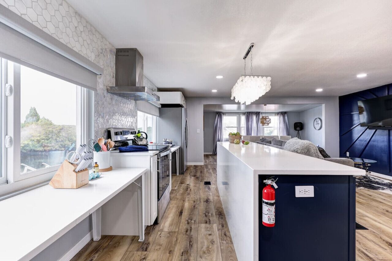 Kylskåp, mikrovågsugn, ugn och spishäll