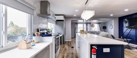 Kylskåp, mikrovågsugn, ugn och spishäll