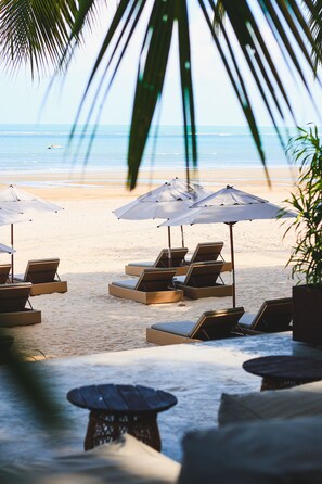 Ubicación a pie de playa y arena blanca