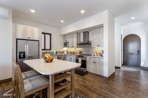 Fridge, microwave, oven, stovetop - Heated private pool - 3BR Villa - Quivira! (Cabo San Lucas)