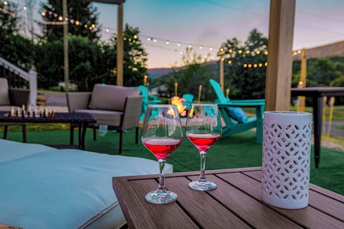 Family friendly mountain view, modern retreat.