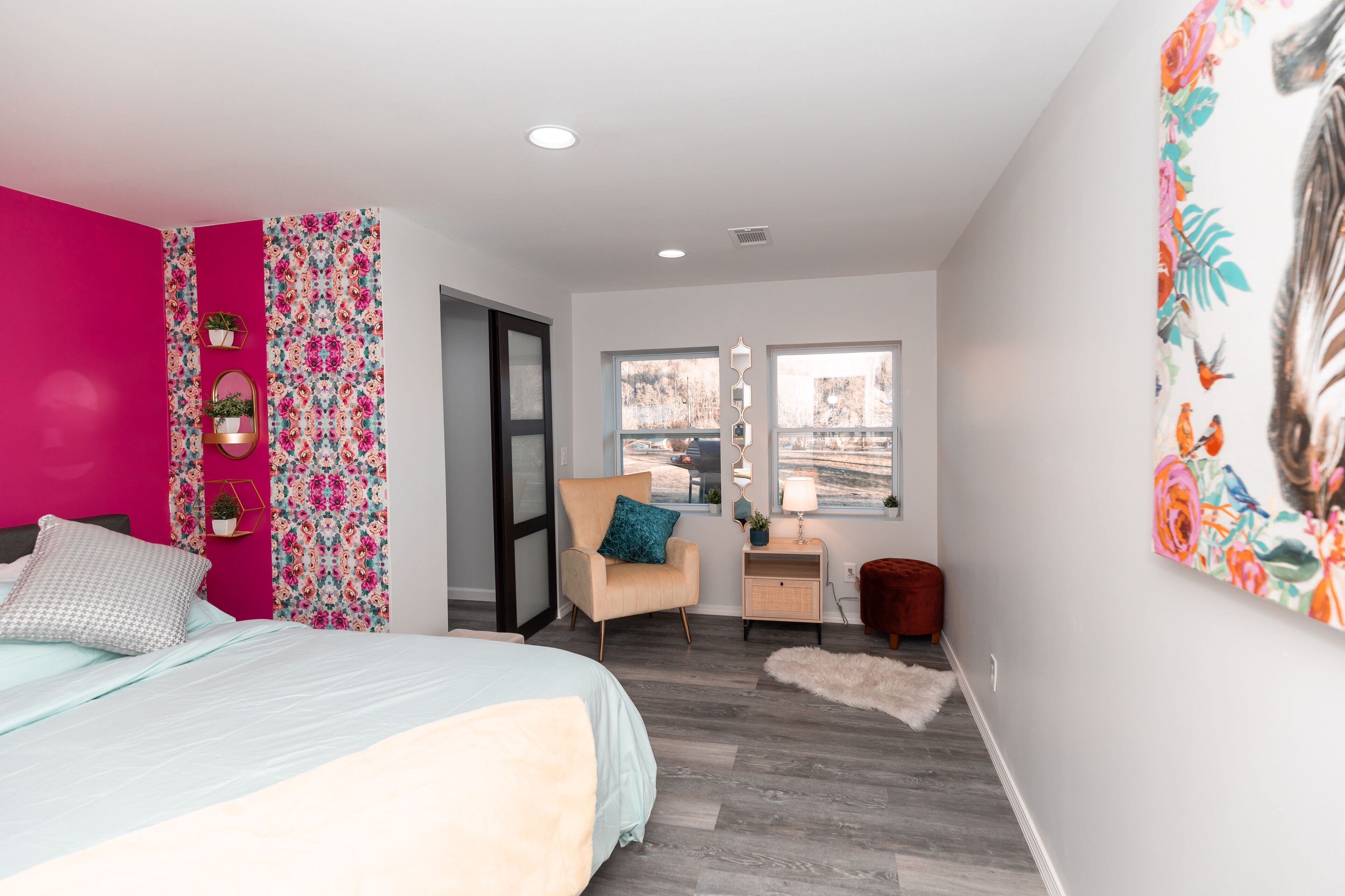 4 bedrooms, desk, iron/ironing board, travel cot