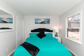 4 habitaciones, escritorio y tabla de planchar con plancha